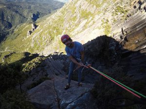 Dole vidno zlepencové veže Pinnacles