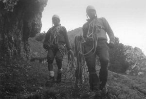Cestou z Dolnej Gotiky na Skalu nad lúčkou. Dnes tam už tráva nie je. J. Čižmár so spolulezcom. Rok1970