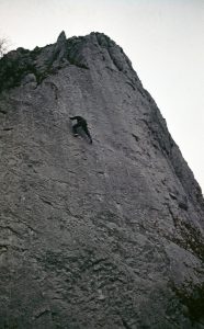 Prvovýstup cesty Herman na Stratených vežiach. Lezie V. Hroš. Hore v bielej prilbe istí F. Piaček. Rok 1975