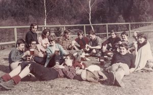 Návrat zo skál na poľovníckej chate. J. Tančár, B. Poliačik, O. Závodzký, J. Čižmár, E. Piačková, A. Ožvoldíková, F. Piaček, M. Durkech, P. Janza, V Hroš, J. Durkech,  J. Hošala, M. Turan.  V. Poliačiková. Rok 1972
