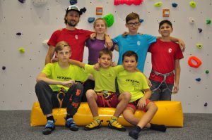 Elite team 2019. Horný rad: Juraj Kvasnica (tréner), Paula Papšová, Samuel Štefánik, Filip Buček. Dolný rad: Jakub Papšo, Marek Bašo, Timur Jaš
