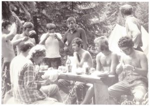 Otto Závodský, Jožo Hošala (chrbtom), Vilo Jurdík,Vojto Poliačik, Miloš Turan, Jožo Ďurkech-Džovo,Marian Poliačik,Vlado Hroš,Tonka Čižmárová