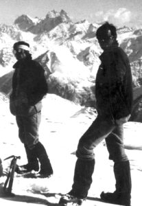 Laco a Fero na svahoch Elbrus, v pozadí Ušba